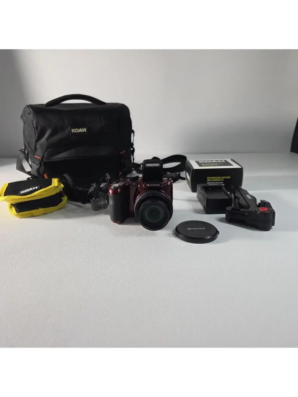 KODAK PIXPRO AZ425 20MP Digital Camera 42X Optical Zoom Wide Angle 1080P Bundle
